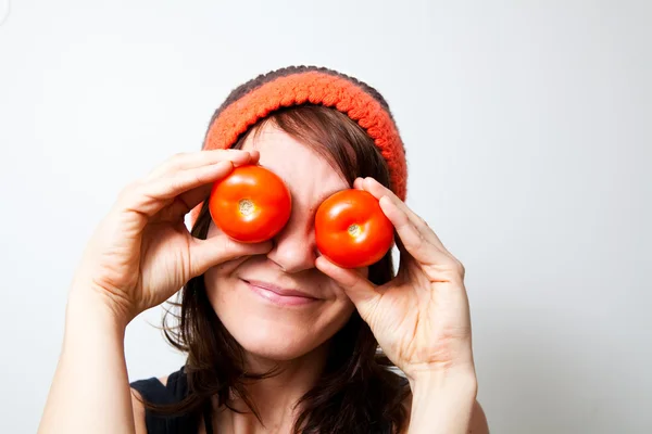 トマトの目を持つ若い女性 スタジオ撮影 — ストック写真