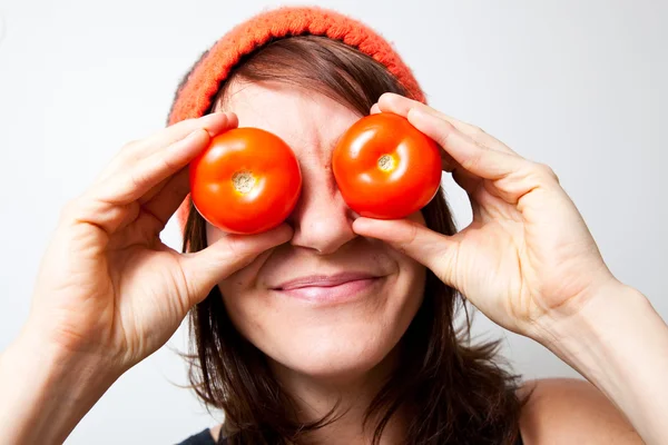 Mladá žena s očima rajče — Stock fotografie