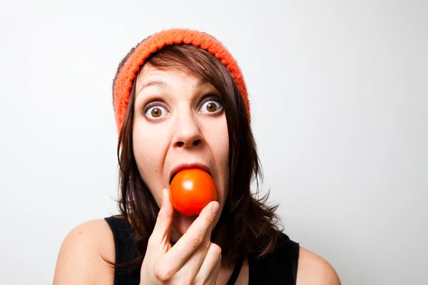 Młoda Kobieta Jedzenie Pomidor Zabawny Wyraz Twarzy — Zdjęcie stockowe