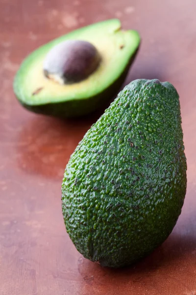 Авокадо половинки — стокове фото