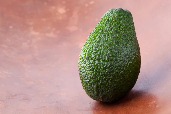 Avocado op een houten achtergrond — Stockfoto