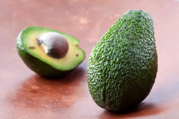 Авокадо половинки — стокове фото