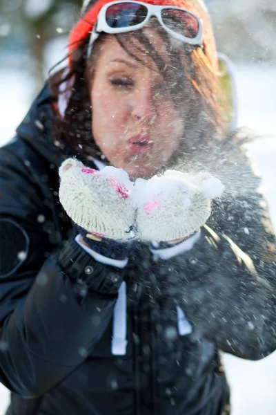 Kvinna blåser snö — Stockfoto