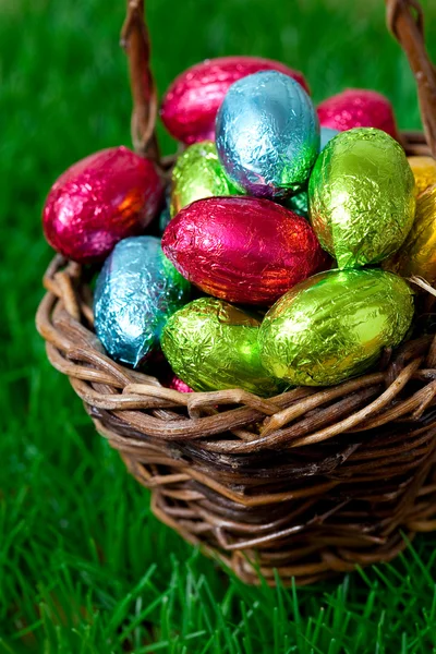 Húsvéti tojás kosárban — Stock Fotó