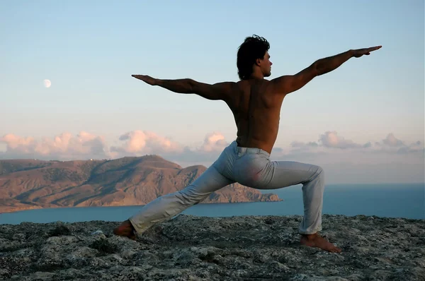 Hatha-yoga: virabhadrasana — Stockfoto
