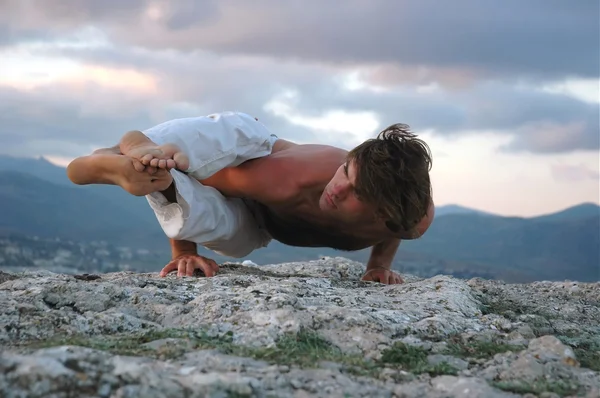 Hatha-yoga: ashtavakrasana. — Foto Stock