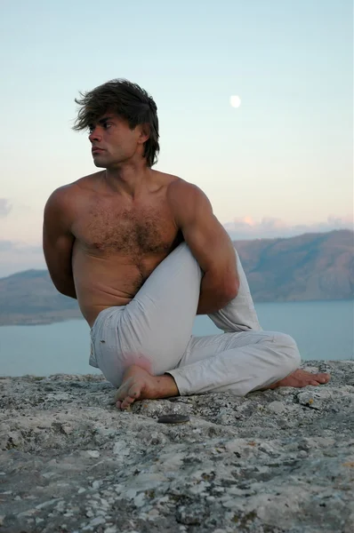 Hatha-yoga: Ardha Matsyendrasana — Fotografia de Stock