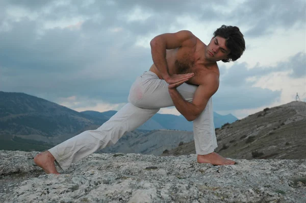 Hatha-yoga: parivrita parshvakonasana —  Fotos de Stock