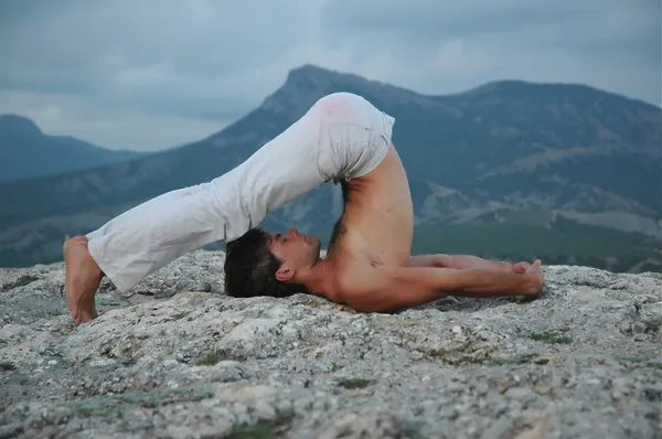 Hatha-yoga: halasana — Stok fotoğraf