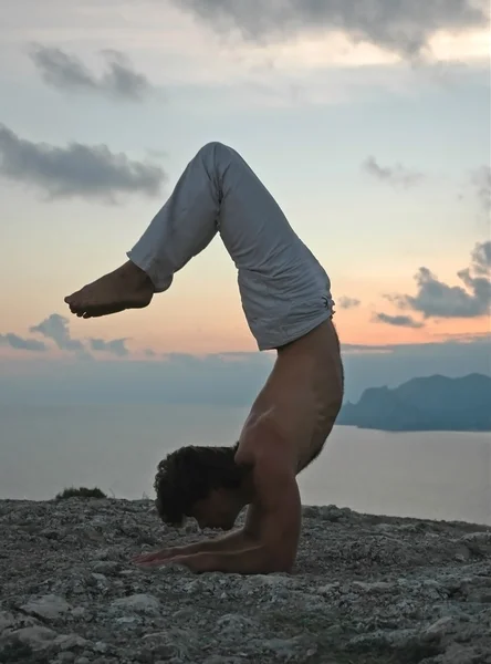 Hatha-yoga: pinchamayurasana — Fotografia de Stock