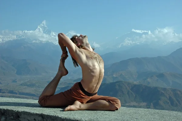 Yoga in Himalayas — Stock Photo, Image