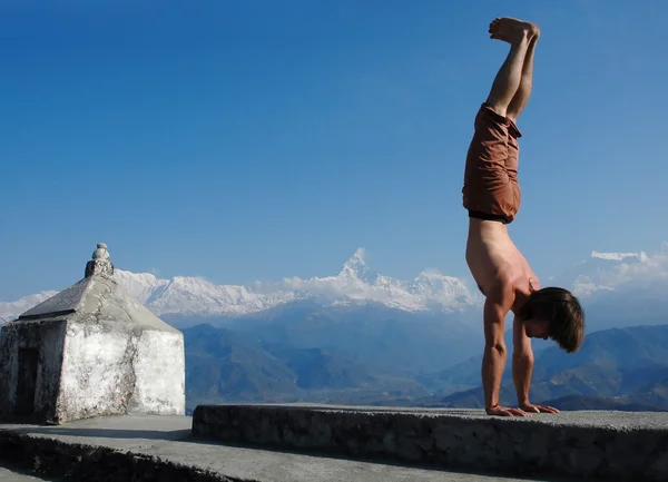 Yoga in Himalays. Handstanding. — Stockfoto