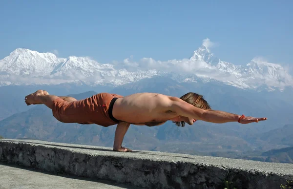 Yoga in Himalayas. One-hand standing. — Stock Photo, Image