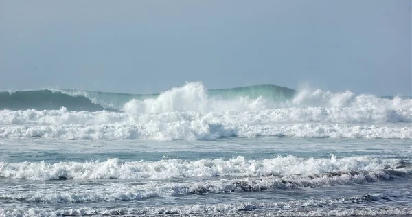 Rompiendo olas. Océano Atlántico . Imagen de archivo