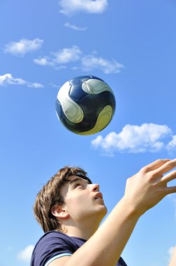 Futbol oyuncu hokkabazlık topu