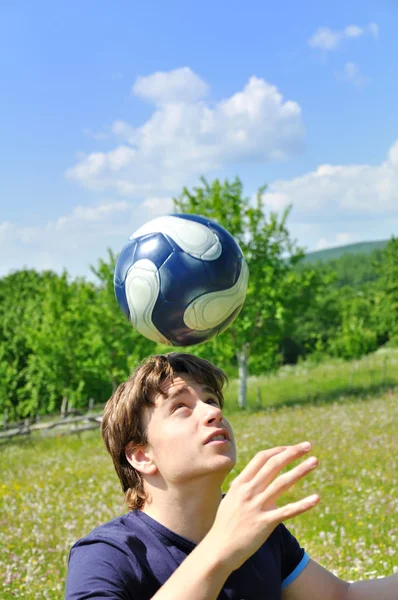 Futball játékos zsonglőr labda — Stock Fotó