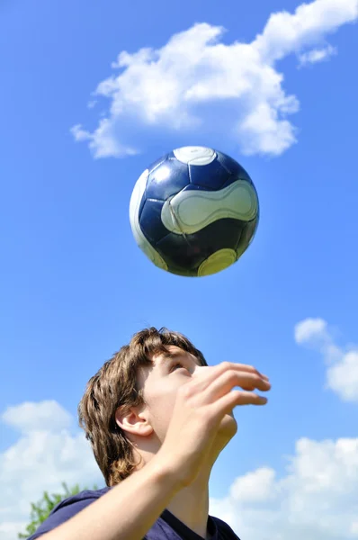 Jugador de fútbol haciendo malabarismos pelota —  Fotos de Stock