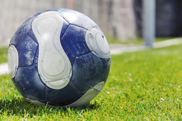 Çim Sahada Futbol Topu — Stok fotoğraf