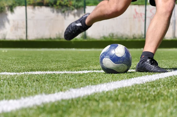 Человеческая Нога Стреляющая Футбольным Мячом Траве — стоковое фото