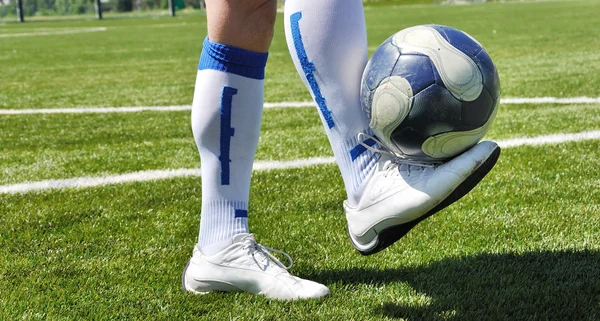 Lidská Noha Fotbalový Míč Louky — Stock fotografie