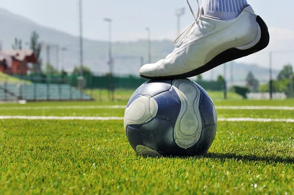 Человеческая Нога Футбольный Мяч Травяном Поле — стоковое фото