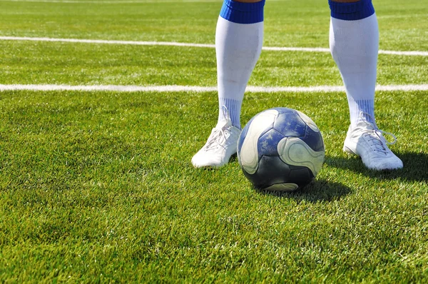 Mänskliga Ben Och Soccer Ball Gräsplan — Stockfoto