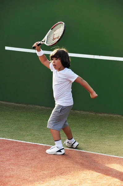 Jonge jongen spel tennis — Stockfoto