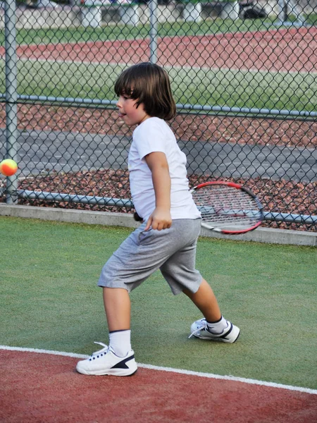 Jonge Jongen Spel Tennis — Stockfoto
