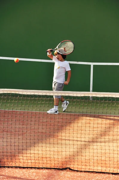 Νεαρό αγόρι παιχνίδι τένις — Φωτογραφία Αρχείου