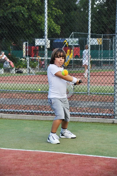Joven niño jugar tenis — Foto de Stock