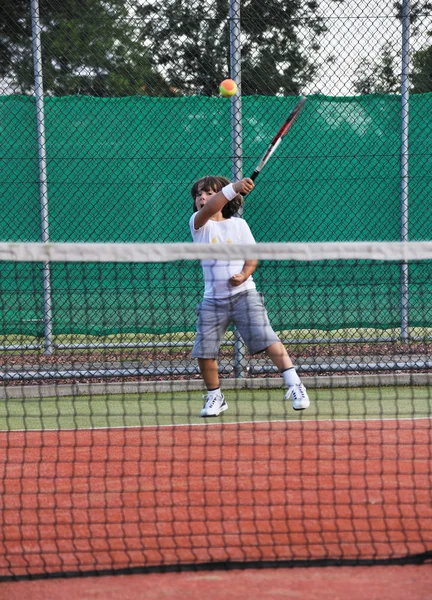 Jonge jongen spel tennis — Stockfoto