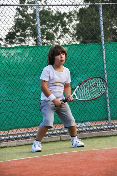 Jovem Menino Jogar Tênis — Fotografia de Stock