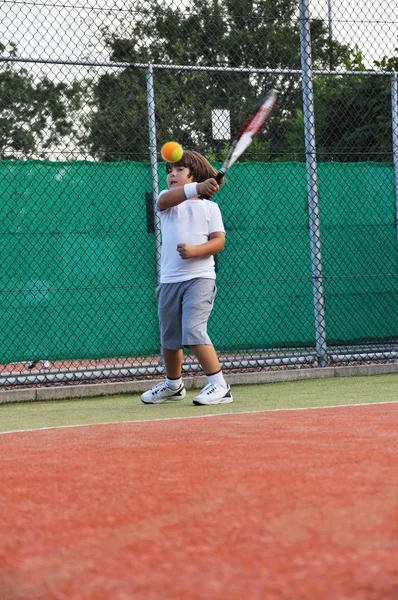 Mladý Chlapec Hrát Tenis — Stock fotografie