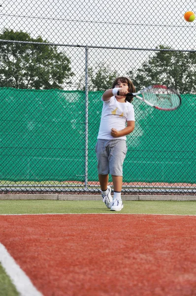 Молодий Хлопчик Грає Теніс — стокове фото