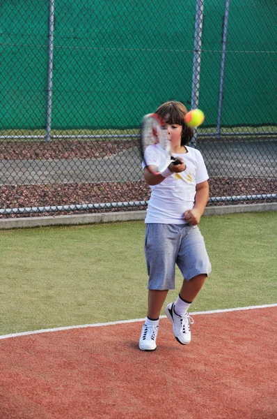 Jovem menino jogar tênis — Fotografia de Stock