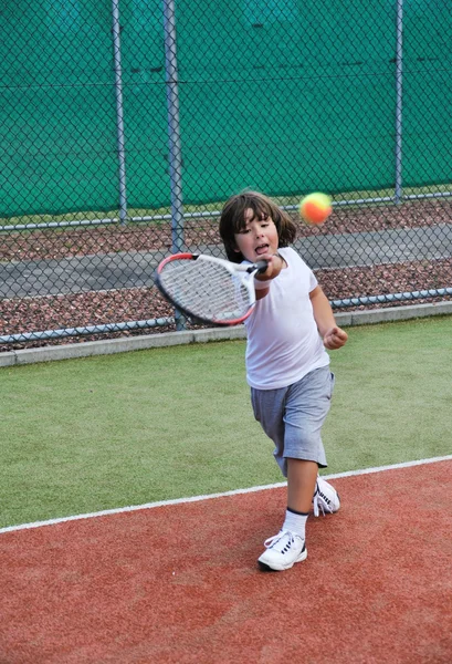 Ung Pojke Spela Tennis — Stockfoto