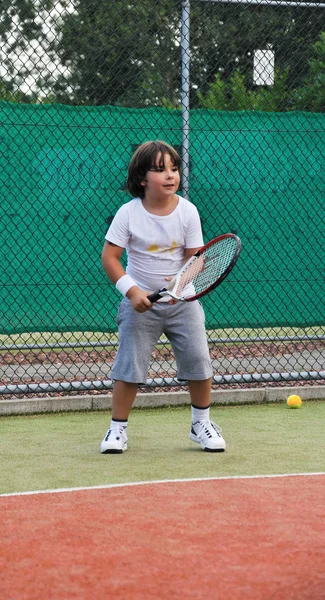 Jonge Jongen Spel Tennis — Stockfoto