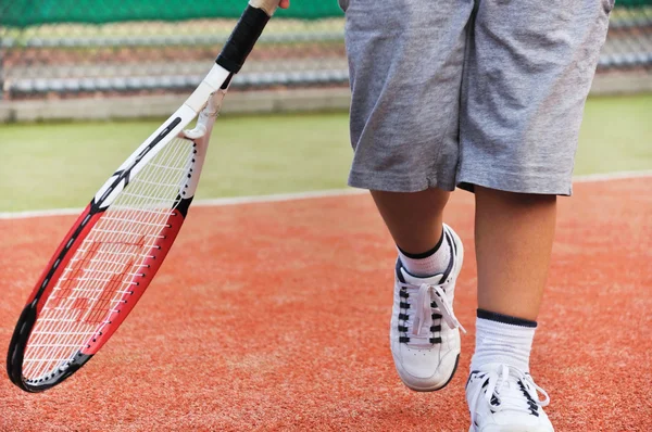 Joven niño jugar tenis —  Fotos de Stock