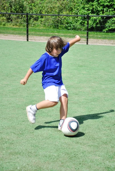 Мальчик Стреляет Футбольным Мячом — стоковое фото