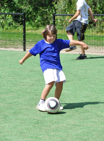 Jeune Garçon Tir Ballon Football — Photo