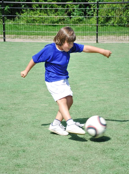 Genç Çocuk Çekim Futbol Topu — Stok fotoğraf