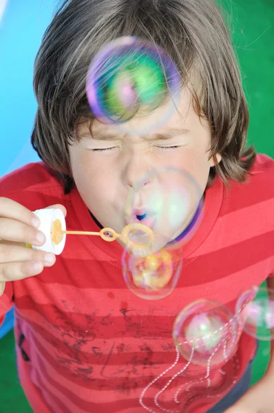 Kleiner Junge Pustet Seifenblasen — Stockfoto