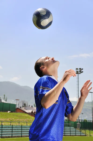 Jogador de futebol malabarismo bola — Fotografia de Stock