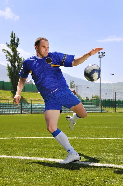 Futbol oyuncu atış topu — Stok fotoğraf
