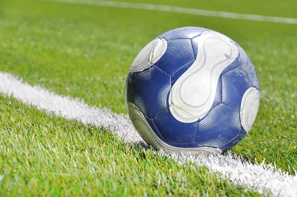 Ballon de football sur le terrain d'herbe — Photo