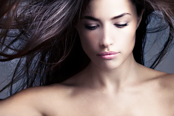 Młoda Kobieta Patrząc Dół Latające Włosy — Zdjęcie stockowe