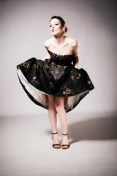 Young Woman Elegant Dress Sanding Kiss Studio Shot Full Body — Stock Photo, Image