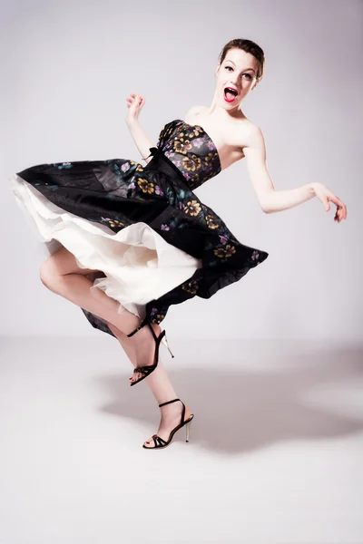 デザインの凝った服 スタジオ撮影 フルボディ ショットで踊る幸せな若い女 — ストック写真