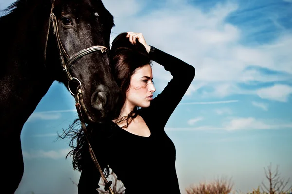 Kvinna och häst — Stockfoto