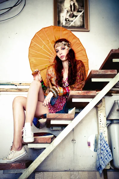 Femme avec parasol — Photo